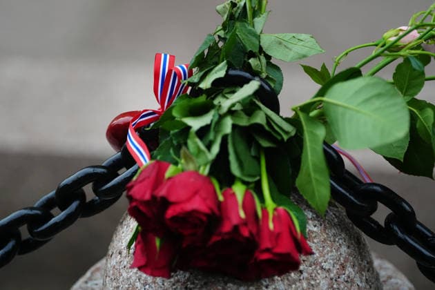 OSLO, NORWAY 20260828 Norwegians leave messages and flowers at the Royal Palace in Oslo following the announcement of the death of King Harald of Norway OSLO NORWAY x9200x  Copyright: xBjörnxLarssonxRosvall TTx SORG I OSLO EFTER KUNG HARALDS DÖD