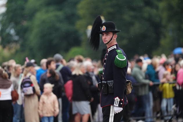 OSLO, NORWAY 20260828 A guard at the Royal Palace in Oslo following the announcement of the death of King Harald of Norway OSLO NORWAY x9200x  Copyright: xBjörnxLarssonxRosvall TTx SORG I OSLO EFTER KUNG HARALDS DÖD