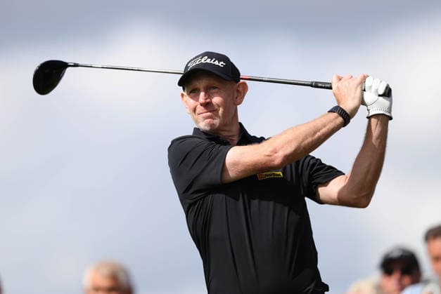 Legends Tour - Staysure English Legends Golf Tournament Day 1 KENT, ENGLAND, AUGUST 28: Stephen Gallacher of Scotland tee’s off during Day 1 of the Staysure English Legends Golf tournament event on The Staysure Legends Tour at Chart Hills Golf Course, Kent on 28 August. (Photo by Daniel Weir) Kent Chart Hills Golf Course United Kingdom Copyright: xDanielxWeir SportsxPressxPhotox Sportspressphoto_SPR217889