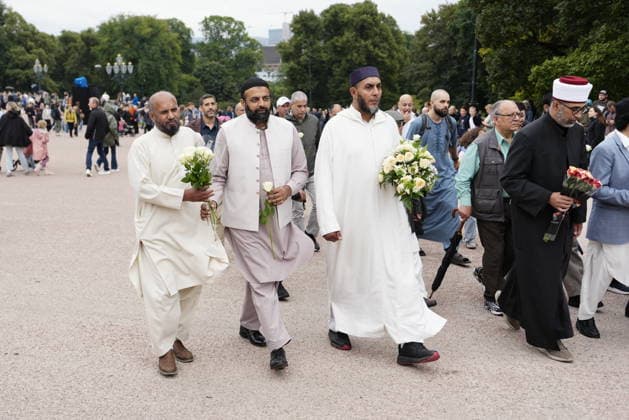 OSLO, NORWAY 20260828 Representatives from various faiths on their way to lay flowers in front of the Royal Palace in Oslo following the news of the death of Norway’s King Harald OSLO NORWAY x9200x  Copyright: xBjörnxLarssonxRosvall TTx MOURNING IN OSLO AFTER KING HARALD S DEATH