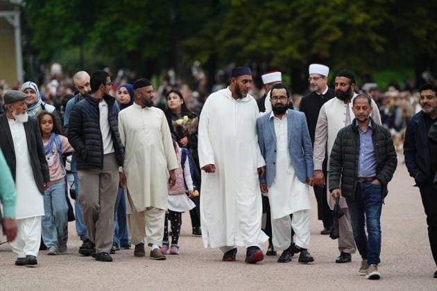 OSLO, NORWAY 20260828 Representatives from various faiths on their way to lay flowers in front of the Royal Palace in Oslo following the news of the death of Norway’s King Harald OSLO NORWAY x9200x  Copyright: xBjörnxLarssonxRosvall TTx MOURNING IN OSLO AFTER KING HARALD S DEATH