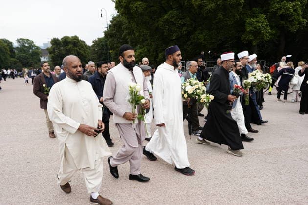 OSLO, NORWAY 20260828 Representatives from various religious communities on their way to lay flowers in front of the Royal Palace in Oslo following the announcement of the death of King Harald of Norway OSLO NORWAY x9200x  Copyright: xBjörnxLarssonxRosvall TTx SORG I OSLO EFTER KUNG HARALDS DÖD
