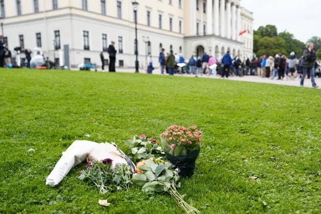 OSLO, NORWAY 20260828 Flowers in front of the Royal Palace in Oslo following the announcement of the death of King Harald of Norway OSLO NORWAY x9200x  Copyright: xBjörnxLarssonxRosvall TTx SORG I OSLO EFTER KUNG HARALDS DÖD