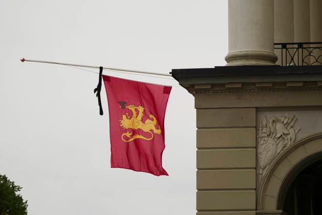 OSLO, NORWAY 20260828 A black ribbon on the royal flag hanging outside the Royal Palace in Oslo following the announcement of the death of King Harald of Norway OSLO NORWAY x9200x  Copyright: xBjörnxLarssonxRosvall TTx SORG I OSLO EFTER KUNG HARALDS DÖD