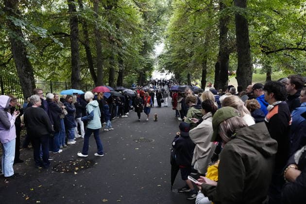 OSLO, NORWAY 20260828 Mourners outside the Royal Palace in Oslo, waiting for the late King Harald to be transported from Rikshospitalet to the palace. OSLO, NORWAY x9200x  Copyright: xBjörnxLarssonxRosvall TTx SORG I OSLO EFTER KUNG HARALDS DÖD