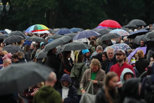 OSLO, NORWAY 20260828 Mourners outside the Royal Palace in Oslo waiting for the late King Harald to be taken from the National Hospital to the palace e OSLO NORWAY x9200x  Copyright: xBjörnxLarssonxRosvall TTx MOURNING IN OSLO AFTER KING HARALD S DEATH