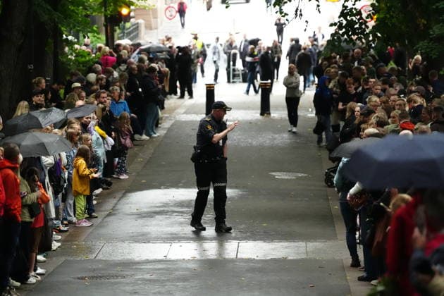 OSLO, NORWAY, August 28, 2026: Mourners outside the Royal Palace in Oslo waiting for the late King Harald to be taken from the National Hospital to the palace. OSLO, NORWAY x9200x  Copyright: xBjörnxLarssonxRosvall TTx MOURNING IN OSLO AFTER KING HARALD S DEATH