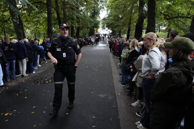 OSLO, NORWAY, August 28, 2026: Mourners outside the Royal Palace in Oslo waiting for the late King Harald to be taken from the National Hospital to the palace. OSLO, NORWAY x9200x  Copyright: xBjörnxLarssonxRosvall TTx MOURNING IN OSLO AFTER KING HARALD S DEATH