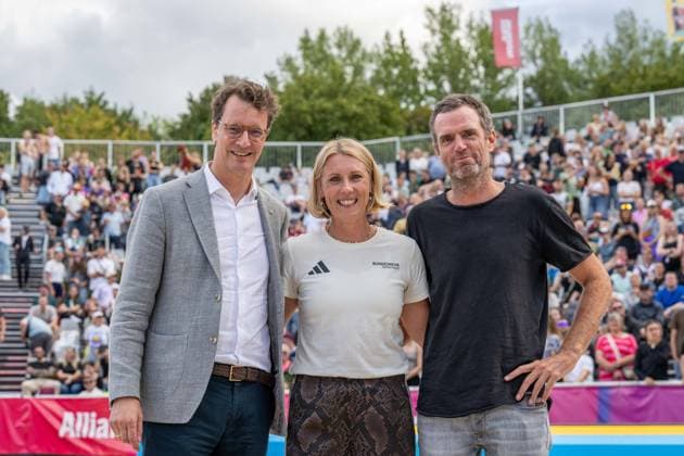 RECORD DATE NOT STATED German Beach Championship - Deutsche Beachvolleyball Meisterschaft Dortmund, Germany 28.08.2026 DORTMUND, GERMANY - AUGUST 28: Hendrik Wüst (Ministerpäsident NRW), Karla Borger, (Beach-Volleiballerin), Markus Dieckmann (Präsident Deutscher Volleyball Verband), Verabschiedung Karla Borger. during the German Beach Championship - Deutsche Beachvolleyball Meisterschaft at Dortmund on August 28, 2026 in Dortmund, Germany. *** German Beach Championship (German Beach Volleyball Championship) Dortmund, Germany August 28, 2026 DORTMUND, GERMANY AUGUST 28 Hendrik Wüst, Minister President of North Rhine-Westphalia, Karla Borger, beach volleyball player, Markus Dieckmann, President of the German Volleyball Federation, bidding farewell to Karla Borger during the German Beach Championship in Dortmund on August 28, 2026, in Dortmund, Germany Copyright: xBEAUTIFULxSPORTS PeterxWeberx