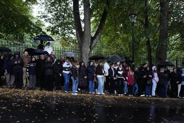 OSLO, NORWAY 20260828 Mourners outside the Royal Palace in Oslo waiting for the late King Harald to be taken from the National Hospital to the palace e OSLO NORWAY x9200x  Copyright: xBjörnxLarssonxRosvall TTx MOURNING IN OSLO AFTER KING HARALD S DEATH