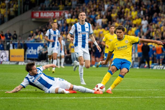 Deutschland: Fussball 2. Bundesliga, 3. Spieltag 2026 2027, Eintracht Braunschweig - Hertha BSC am 28.08.2026 in Braunschweig (Eintracht-Stadion): Tor zum 1:0 Yann Sturm (Eintracht Braunschweig, 7) *** German Soccer 2. Bundesliga, Matchday 3, 2026–2027, Eintracht Braunschweig vs. Hertha BSC on August 28, 2026, at Eintracht Stadium in Braunschweig; Yann Sturm scores the 1–0 goal for Eintracht Braunschweig, 7 Copyright: xSvenxHeidmannx