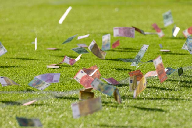 28.08.2026, GER, Fussball, Herren, 2. Bundesligal, Saison 2026 2027,VfL Bochum - VfL Osnabrück falsche Geldscheine die im Rahmen eines Protest über den Rasen gepustet werden Bochum vonovia-Ruhrstadion Nordrhein-Westfalen Deutschland *** August 28, 2026, GER, Soccer, Men s, 2. Bundesliga, 2026–2027 season, VfL Bochum vs. VfL Osnabrück; counterfeit bills blown across the field as part of a protest; Bochum, vonovia Ruhrstadion, North Rhine-Westphalia, Germany Copyright: xAdrianxSchlüterx