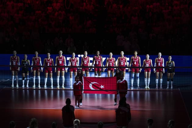 Turkiye v Poland - CEV EuroVolley 2026 ISTANBUL, TURKIYE - AUGUST 28: Turkiye s players sing national anthem ahead of the 2026 CEV Women s European Volleyball Championship final Pool A match between Turkiye and Poland at Sinan Erdem Sports Hall in Istanbul, Turkiye, on August 28, 2026. Bunyamin Celik Anadolu Istanbul Turkey. Editorial use only. Please get in touch for any other usage.  Copyright: x2026xAnadoluxBunyaminxCelikx