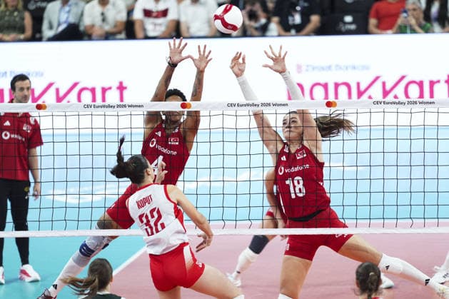 Turkiye v Poland - CEV EuroVolley 2026 ISTANBUL, TURKIYE - AUGUST 28: Turkiye s Melissa Teresa Vargas (4) and Zehra Gunes (18) in action against Poland s Maja Koput (32) during the 2026 CEV Women s European Volleyball Championship final Pool A match between Turkiye and Poland at Sinan Erdem Sports Hall in Istanbul, Turkiye, on August 28, 2026. Bunyamin Celik Anadolu Istanbul Turkey. Editorial use only. Please get in touch for any other usage.  Copyright: x2026xAnadoluxBunyaminxCelikx