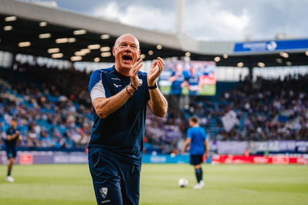 Bochum, Deutschland 28. August 2026: 2. BL - 2026 2027 - Sp. 3 - VfL Bochum 1848 gegen VfL Osnabrück Im Bild: Trainer Uwe Rösler Uwe Roesler (Bochum) peitscht die Fans an. DFL DFB regulations prohibit any use of photographs as image sequences and or quasi-video. Vonovia Ruhrstadion Nordrhein Westfalen *** Bochum, Germany August 28, 2026 2. Bundesliga 2026–2027 Matchday 3 VfL Bochum 1848 vs. VfL Osnabrück Pictured: Coach Uwe Rösler Uwe Roesler Bochum fires up the fans DFL and DFB regulations prohibit any use of photographs as image sequences and or quasi-video Vonovia Ruhrstadion North Rhine-Westphalia Copyright: xFotostandx xGraebex