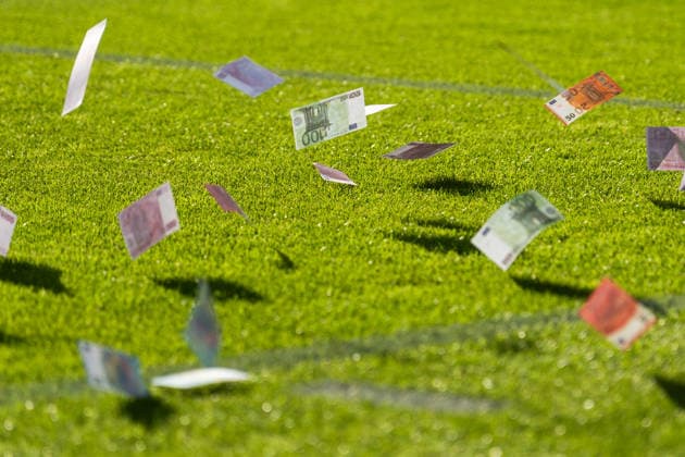 Deutschland: 2. Bundesliga 2026 2027 3. Spieltag, VfL Bochum vs. VfL Osnabrück Freitag, 28.08.2026 Vonovia Ruhr Stadion, Nordrhein-Westfalen. Bochumer Fans schmeissen Werfen Banknoten Geldscheine auf das Spielfeld Demonstration Fußball muss bezahlbar sein Ticketpreise 500 Euro *** Germany 2. Bundesliga 2026–2027, Matchday 3, VfL Bochum vs. VfL Osnabrück, Friday, August 28, 2026, Vonovia Ruhr Stadium, North Rhine-Westphalia. Bochum fans throw banknotes onto the field in protest: Soccer must be affordable. Ticket prices: 500 euros. Copyright: xCelinaxLeiersx