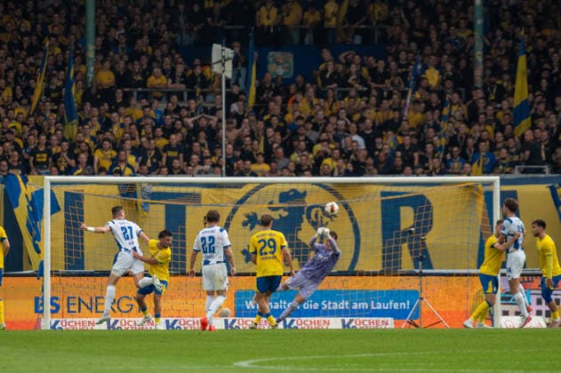 Deutschland: Fussball 2. Bundesliga, 3. Spieltag 2026 2027, Eintracht Braunschweig - Hertha BSC am 28.08.2026 in Braunschweig (Eintracht-Stadion): Faustabwehr Ron-Thorben Hoffmann (Eintracht Braunschweig, 1) *** German Soccer 2. Bundesliga, Matchday 3, 2026–2027, Eintracht Braunschweig vs. Hertha BSC on August 28, 2026, at Eintracht Braunschweig’s Faustabwehr Stadium; Ron Thorben Hoffmann, Eintracht Braunschweig, 1 Copyright: xSvenxHeidmannx