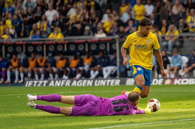 Deutschland: Fussball 2. Bundesliga, 3. Spieltag 2026 2027, Eintracht Braunschweig - Hertha BSC am 28.08.2026 in Braunschweig (Eintracht-Stadion): Chance Yann Sturm (Eintracht Braunschweig, 7) Marius Gersbeck (Hertha BSC, 35) *** German Soccer 2. Bundesliga, Matchday 3, 2026–2027, Eintracht Braunschweig vs. Hertha BSC on August 28, 2026, at Eintracht Stadium in Braunschweig. Goals: Yann Sturm (Eintracht Braunschweig), 7; Marius Gersbeck (Hertha BSC), 35 Copyright: xSvenxHeidmannx