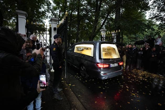 OSLO, NORWAY 20260828 Mourners outside the Royal Palace in Oslo as the late King Harald is carried in a funeral procession from the National Hospital to the palace OSLO NORWAY x9200x  Copyright: xBjörnxLarssonxRosvall TTx MOURNING IN OSLO AFTER KING HARALD S DEATH