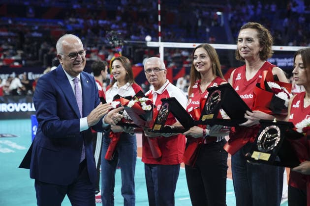 Turkiye v Poland - CEV EuroVolley 2026 ISTANBUL, TURKIYE - AUGUST 28: President of the Turkish Volleyball Federation Mehmet Akif Ustundag (L) presents plaques to former members of the Turkiye Women s National Volleyball Team during the CEV EuroVolley 2026 Women Group A match between Turkiye and Poland at Sinan Erdem Dome in Istanbul, Turkiye on August 28, 2026. Bunyamin Celik Anadolu Istanbul Turkey. Editorial use only. Please get in touch for any other usage.  Copyright: x2026xAnadoluxBunyaminxCelikx