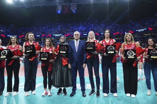 Turkiye v Poland - CEV EuroVolley 2026 ISTANBUL, TURKIYE - AUGUST 28: President of the Turkish Volleyball Federation Mehmet Akif Ustundag (C) presents plaques to former members of the Turkiye Women s National Volleyball Team during the CEV EuroVolley 2026 Women Group A match between Turkiye and Poland at Sinan Erdem Dome in Istanbul, Turkiye on August 28, 2026. Bunyamin Celik Anadolu Istanbul Turkey. Editorial use only. Please get in touch for any other usage.  Copyright: x2026xAnadoluxBunyaminxCelikx