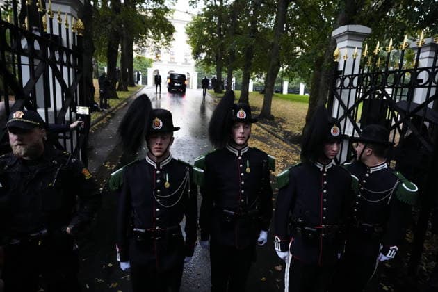 OSLO, NORWAY 20260828 Mourners gather outside the Royal Palace in Oslo as the late King Harald is carried in a funeral procession from the National Hospital to the palace OSLO NORWAY x9200x  Copyright: xBjörnxLarssonxRosvall TTx MOURNING IN OSLO AFTER KING HARALD S DEATH