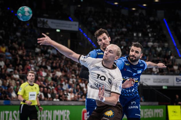 Fynn Hangstein (Bergischer HC, 10) prevails over Jorick Pol (TVB Stuttgart, 21, left) and Mohamed Amine Darmoul (TVB Stuttgart, 70, right) GER, TVB Stuttgart vs. Bergischer HC, Opel HBL, Handball, Bundesliga, Matchday 1, 2026–2027 season, August 28, 2026 GER, TVB Stuttgart vs. Bergischer HC, Opel HBL, Handball, Bundesliga, Matchday 1, 2026–2027 season, August 28, 2026, Stuttgart Copyright: xSandyxDinkelackerx EP_SDR