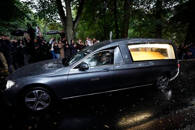 OSLO, NORWAY 20260828 Mourners outside the Royal Palace in Oslo as the late King Harald is carried in a funeral procession from the National Hospital to the palace OSLO NORWAY x9200x  Copyright: xBjörnxLarssonxRosvall TTx SORG I OSLO EFTER KUNG HARALDS DÖD