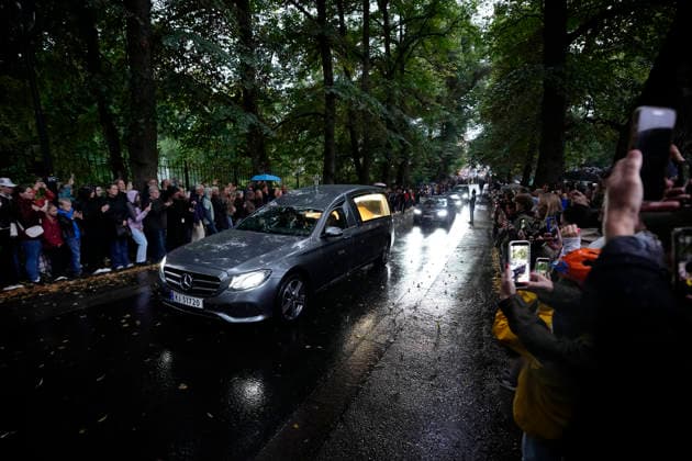 OSLO, NORWAY 20260828 Mourners outside the Royal Palace in Oslo as the late King Harald is carried in a funeral procession from the National Hospital to the palace OSLO NORWAY x9200x  Copyright: xBjörnxLarssonxRosvall TTx SORG I OSLO EFTER KUNG HARALDS DÖD