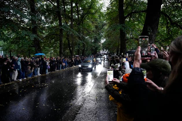 OSLO, NORWAY 20260828 Mourners outside the Royal Palace in Oslo as the late King Harald is carried in a funeral procession from the National Hospital to the palace OSLO NORWAY x9200x  Copyright: xBjörnxLarssonxRosvall TTx SORG I OSLO EFTER KUNG HARALDS DÖD