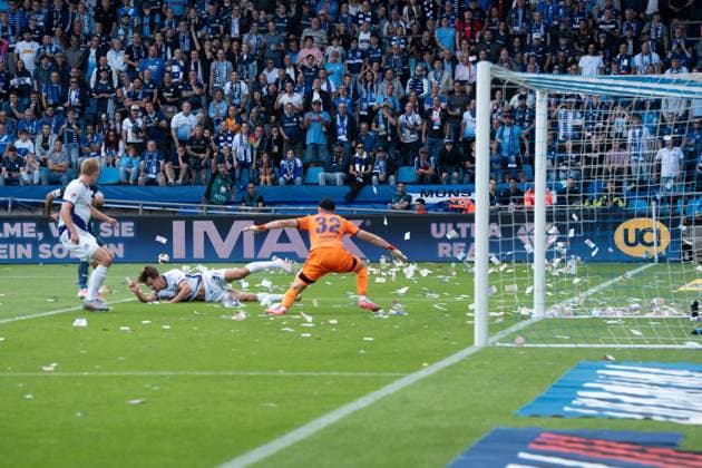 VfL Bochum 1848 v VfL Osnabrueck - 2. Bundesliga Fake banknotes thrown by fans are seen on the pitch during the 2. Bundesliga match between VfL Bochum 1848 and VfL Osnabrueck at Ruhrstadion on August 28, 2026 in Bochum, Germany. Bochum Vonovia Ruhrstadion North Rhine-Westphalia Germany Copyright: xTaiseixIwamotox