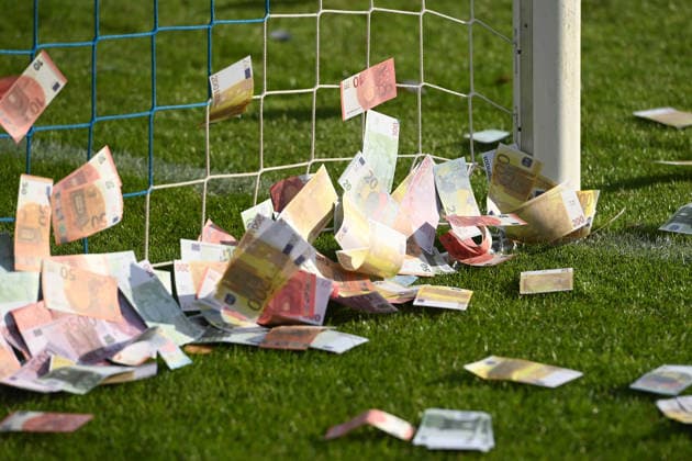 Protest der Fans mit falschen Geldscheinen gegen hohe Preise, Feature, Randmotiv, Symbolfoto, Fussball 2. Bundesliga, 3. Spieltag, VfL Bochum (BO) - VfL Osnabrueck (OS) am 28.08.2026 im Vonovia Ruhrstadion Bochum Deutschland. DFL regulations prohibit any use of photographs as image sequences and or quasi-video Â *** Fans Protest High Prices with Counterfeit Bills, Feature, Side Story, Symbolic Photo, Soccer 2. Bundesliga, Matchday 3, VfL Bochum (BO) vs. VfL Osnabrück (OS) on August 28, 2026, at the Vonovia Ruhrstadion in Bochum, Germany. DFL regulations prohibit any use of photographs as image sequences and or quasi-video. Â