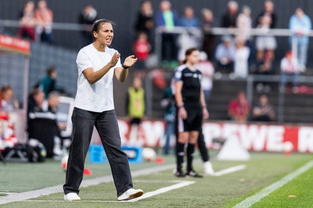 Google Pixel Frauen-Bundesliga, 1. FC Köln - TSG Hoffenheim; 28.08.2026 Eva-Maria Virsinger (Trainerin TSG 1899 Hoffenheim) applaudiert Google Pixel Frauen-Bundesliga, 1. FC Köln - TSG Hoffenheim, Köln, Franz-Kremer-Stadion am 28.08.2026 DFB REGULATIONS PROHIBIT ANY USE OF PHOTOGRAPHS AS IMAGE SEQUENCES AND OR QUASI-VIDEO. *** Google Pixel Women s Bundesliga, 1. FC Köln vs. TSG Hoffenheim, August 28, 2026. Eva Maria Virsinger, coach of TSG 1899 Hoffenheim, applauds. Google Pixel Women s Bundesliga, 1 FC Köln vs. TSG Hoffenheim, Cologne, Franz Kremer Stadium on August 28, 2026. DFB regulations prohibit any use of photographs as image sequences and or quasi-video. Copyright: xBEAUTIFULxSPORTS Wunderlx