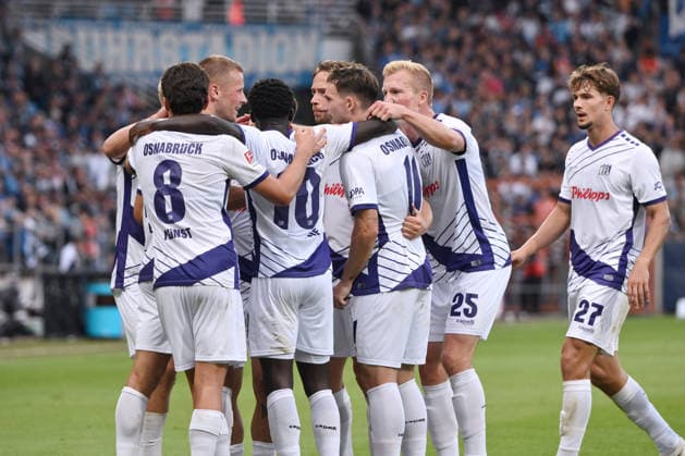 Jubel Osnabrück nach dem vermeintlichen 0:2 durch Adrian Beck (VfL Osnabrück), 2. v.li., der Treffer wurde nach VAR Hinweis aber zurückgenommen 28.08.2026, Fussball 2. Bundesliga, Saison 2026 2027, 3. Spieltag, VfL Bochum - VfL Osnabrück DFL regulations prohibit any use of photographs as image sequences and or quasi-video Bochum Vonovia Ruhrstadion Nordrhein Westfalen Deutschland *** Celebrations in Osnabrück after what appeared to be a 0–2 goal by Adrian Beck (VfL Osnabrück, second from left); however, the goal was disallowed following a VAR review. August 28, 2026, Soccer, 2. Bundesliga, 2026–2027 season, Matchday 3, VfL Bochum vs. VfL Osnabrück. DFL regulations prohibit any use of photographs as image sequences and or quasi-video. Bochum, Vonovia Ruhrstadion, North Rhine-Westphalia, Germany Team2