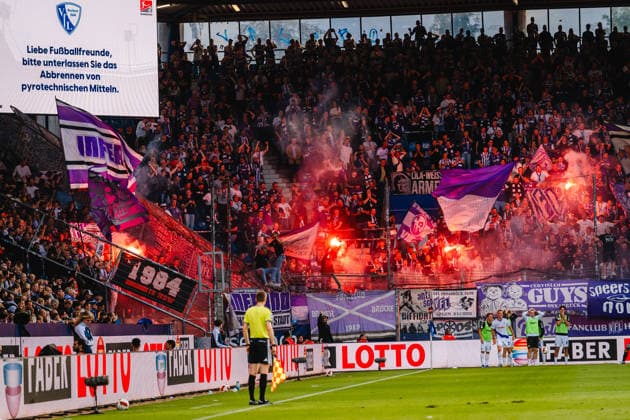 Bochum, Deutschland 28. August 2026: 2. BL - 2026 2027 - Sp. 3 - VfL Bochum 1848 gegen VfL Osnabrück Im Bild: Fans vom VfL Osnabrück zünden Pyrotechnik im Fanblock. Auf der Anzeigetafel steht ein Hinweis auf das Unterlassen vom Abbrennen von Pyrotechnik. DFL DFB regulations prohibit any use of photographs as image sequences and or quasi-video. Vonovia Ruhrstadion Nordrhein Westfalen *** Bochum, Germany, August 28, 2026, 2. Bundesliga 2026–2027, Matchday 3: VfL Bochum 1848 vs. VfL Osnabrück. Pictured: VfL Osnabrück fans setting off pyrotechnics in the fan section. The scoreboard displays a notice urging fans to refrain from setting offDFL and DFB regulations prohibit the use of photographs as image sequences and or quasi-video. Vonovia Ruhrstadion, North Rhine-Westphalia Copyright: xFotostandx xGraebex
