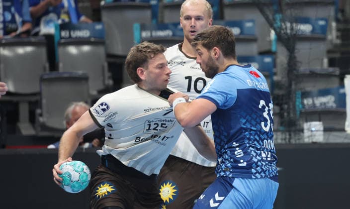 Stuttgart, Opel HBL Handball, TVB Stuttgart vs. Bergischer HC, from left: Lukas Becher (BHC), Malte Donker (TVB)