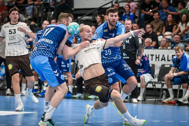 Fynn Hangstein (Bergischer HC, No. 10) is stopped by Samuel Roethlisberger (TVB Stuttgart, No. 17) and Malte Donker (TVB Stuttgart, No. 39) GER, TVB Stuttgart, Bergischer HC, Opel HBL, Handball, Bundesliga, Matchday 1, 2026–2027 season, August 28, 2026 GER, TVB Stuttgart vs. Bergischer HC, Opel HBL, Handball, Bundesliga, Matchday 1, 2026–2027 season, August 28, 2026, Stuttgart Copyright: xSandyxDinkelackerx EP_SDR