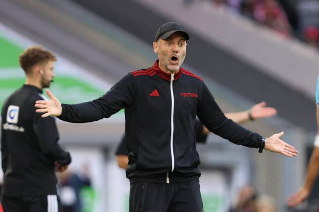 Fortuna Düsseldorf coach Alexander Ende gestures during the 3. Liga match between Fortuna Düsseldorf and VfB Stuttgart II at the Merkur Spiel Arena on August 28, 2026, in Düsseldorf, Germany. Photo by Oliver Kaelke, DeFodi Images. Fortuna Düsseldorf coach Alexander Ende gestures during the 3. Liga match between Fortuna Düsseldorf and VfB Stuttgart II at Merkur Spiel Arena on August 28, 2026 in Düsseldorf, Germany. Photo by Oliver Kaelke, DeFodi Images. DFB and DFL regulations prohibit any use of photographs as image sequences and or quasi-video. Photo by Oliver Kaelke, DeFodi Images.