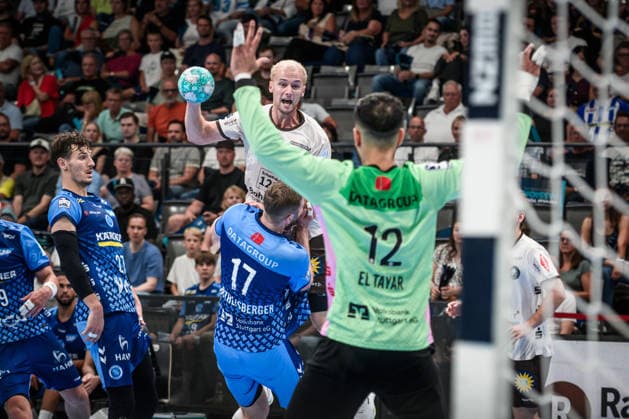 Fynn Hangstein of Bergischer HC, No. 10, scores against Samuel Roethlisberger of TVB Stuttgart, 17, from the bottom, and sets his sights on the Stuttgart goal with Mohamed Essam Moustafa El Tayar (TVB Stuttgart, 12) GER, TVB Stuttgart vs. Bergischer HC, Opel HBL, Handball, Bundesliga, Matchday 1, 2026–2027 season, August 28, 2026 GER, TVB Stuttgart vs. Bergischer HC, Opel HBL, Handball, Bundesliga, Matchday 1, 2026–2027 season, August 28, 2026 Stuttgart Copyright: xSandyxDinkelackerx EP_SDR