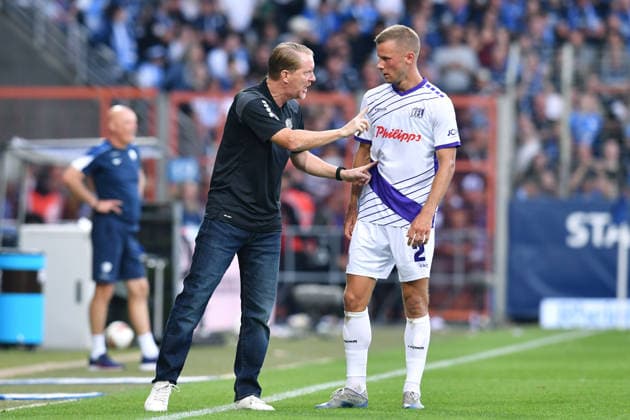 Fußball 2. Bundesliga 3. Spieltag VfL Bochum - VfL Osnabrück am 28.08.2026 im Vonovia Ruhrstadion in Bochum Timo Schultz ( Trainer Cheftrainer Osnabrück ), links - Adrian Beck ( Osnabrück ), rechts DFL regulations prohibit any use of photographs as image sequences and or quasi-video. *** Soccer, 2. Bundesliga, Matchday 3: VfL Bochum vs. VfL Osnabrück on August 28, 2026, at the Vonovia Ruhrstadion in Bochum; Timo Schultz, head coach of Osnabrück, on the left: Adrian Beck (Osnabrück); on the right: DFL regulations prohibit any use of photographs as image sequences and or quasi-video xRx