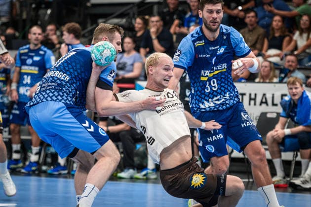 Fynn Hangstein (Bergischer HC, 10) is stopped by Samuel Roethlisberger (TVB Stuttgart, 17) and Malte Donker (TVB Stuttgart, 39) GER, TVB Stuttgart, Bergischer HC, Opel HBL, Handball, Bundesliga, Matchday 1, 2026–2027 season, August 28, 2026 GER, TVB Stuttgart vs. Bergischer HC, Opel HBL, Handball, Bundesliga, Matchday 1, 2026–2027 season, August 28, 2026, Stuttgart Copyright: xSandyxDinkelackerx EP_SDR