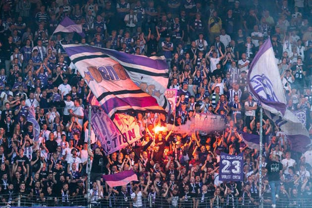 Deutschland: 2. Bundesliga 2026 2027 3. Spieltag, VfL Bochum vs. VfL Osnabrück Freitag, 28.08.2026 Vonovia Ruhr Stadion, Nordrhein-Westfalen. Fans Zuschauer Stimmung Schal Auswärtsblock Gäste Pyrotechnik *** Germany 2. Bundesliga 2026–2027, Matchday 3: VfL Bochum vs. VfL Osnabrück, Friday, August 28, 2026, Vonovia Ruhr Stadium, North Rhine-Westphalia, Fans, Spectators, Atmosphere, Scarves, Away Section, Visitors, Pyrotechnics Copyright: xCelinaxLeiersx
