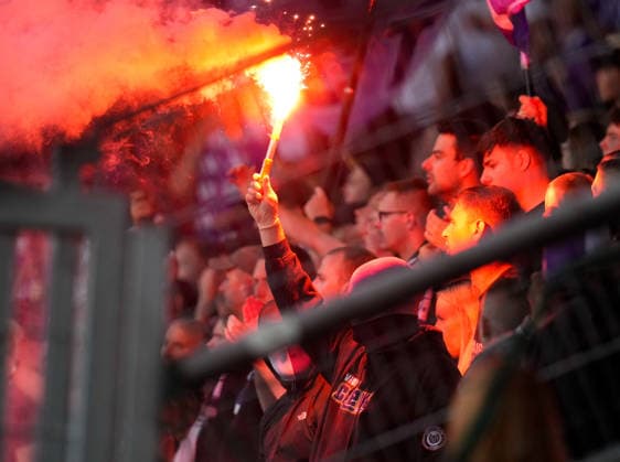 Ein mitgereister Fan von VfL Osnabrueck haelt waehrend des Spiels einen pyrotechnischen Gegenstand. GER, VfL Bochum 1848 vs VfL Osnabrueck, 2. Bundesliga, 3. Spieltag, Saison 2026-27, 28.08.2026 DFL REGULATIONS PROHIBIT ANY USE OF PHOTOGRAPHS AS IMAGE SEQUENCES AND OR QUASI-VIDEO GER, VfL Bochum 1848 vs VfL Osnabrueck, 2. Bundesliga, 3. Spieltag, Saison 2026-27, 28.08.2026 Bochum *** A traveling fan of VfL Osnabrück holds a pyrotechnic device during the game GER, VfL Bochum 1848 vs. VfL Osnabrück, 2. Bundesliga, Matchday 3, 2026–27 season, August 28, 2026. DFL regulations prohibit any use of photographs as image sequences and or quasi-video. GER, VfL Bochum 1848 vs. VfL Osnabrück, 2. Bundesliga, Matchday 3, 2026–27 season, August 28, 2026, Bochum Copyright: xEibner-Pressefoto ScottxColemanx EP_SCN