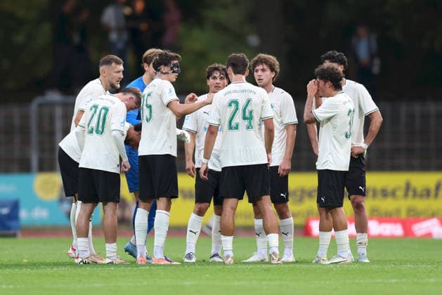 August 28, 2026, Men s, Soccer, 2026–2027 season, Bavarian Regional League, Matchday 6: 1 FC Schweinfurt 1905 vs. SpVgg Greuther Fürth II. The players of SpVgg Greuther Fürth II briefly gather for a discussion after conceding their third goal, Jakob Engel (35), SpVgg Greuther Fürth II, gestures with his arms and hands, giving instructions at Sachs Stadium in Schweinfurt, Bavaria, Germany