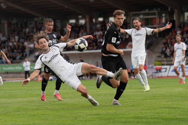 August 28, 2026, xhfmx, Regionalliga Southwest Soccer, SG Barockstadt Fulda Lehnerz vs. FSV Frankfurt; Cas Peters (FSV Frankfurt) in a tackle with Aaron Frey (SG Barockstadt Fulda Lehnerz), Fulda