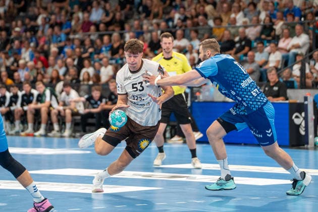 Handball Men s 2026–2027 Season Bundesliga Matchday 1 TVB Stuttgart vs. Bergischer HC August 28, 2026 Sören Steinhaus (53) of Bergischer HC with the ball, defended by Samuel Röthlisberger (17), TVB Stuttgart, Stuttgart Porsche Arena, Baden-Württemberg, Germany Copyright: xLobeca MaxxPetershansx