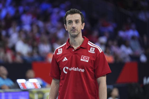 Turkiye v Poland - CEV EuroVolley 2026 ISTANBUL, TURKIYE - AUGUST 28: Head coach of Turkiye Women s National Volleyball Team Daniele Santarelli watches the CEV EuroVolley 2026 Women Group A match between Turkiye and Poland at Sinan Erdem Dome in Istanbul, Turkiye on August 28, 2026. Bunyamin Celik Anadolu Istanbul Turkey. Editorial use only. Please get in touch for any other usage.  Copyright: x2026xAnadoluxBunyaminxCelikx