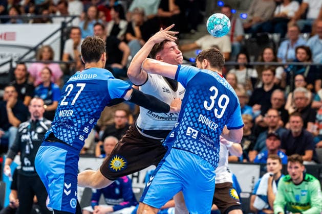 OPEL Handball Bundesliga: TVB Stuttgart vs. Bergischer HC, August 28, 2026, Stuttgart, GERMANY August 28, 2026 Philipp Meyer (TVB Stuttgart, 27) and Malte Donner (TVB Stuttgart, 39) stop Sören Steinhaus (Bergischer HC, 53) during the match between TVB Stuttgart and Bergischer HC on Matchday 1 of the OPEL Handball Bundesliga at the Porsche Arena Copyright: xBEAUTIFULxSPORTS Steinx