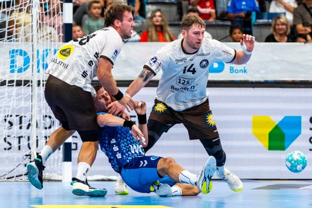 OPEL Handball Bundesliga: TVB Stuttgart vs. Bergischer HC, August 28, 2026, Stuttgart, GERMANY. Gerdas Babarskas (Bergischer HC), No. 14 and Tom Bergner (Bergischer HC, No. 28) stop Simone Mengon (TVB Stuttgart, No. 15) during the match between TVB Stuttgart and Bergischer HC on Matchday 1 of the OPEL Handball Bundesliga at the Porsche Arena Copyright: xBEAUTIFULxSPORTS Steinx