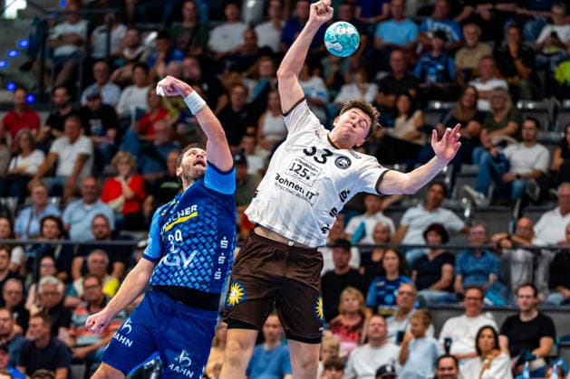 OPEL Handball Bundesliga: TVB Stuttgart vs. Bergischer HC, August 28, 2026, Stuttgart, GERMANY August 28, 2026 A showdown between Malte Donner of TVB Stuttgart (age 39) and Sören Steinhaus of Bergischer HC (age 53) during the match between TVB Stuttgart and Bergischer HC on Matchday 1 of the OPEL Handball Bundesliga at the Porsche Arena Copyright: xBEAUTIFULxSPORTS Steinx